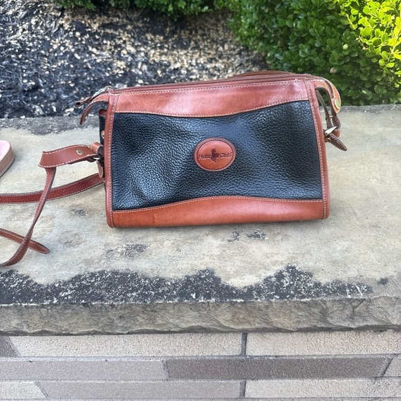 Hunt Club Handbags - Vintage 90’s Hunt Club leather black & brown crossbody purse